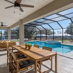 Villa Bennett: NEW 4-bedroom with pool & spa
