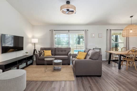 Villa Bennett: NEW 4-bedroom with pool & spa