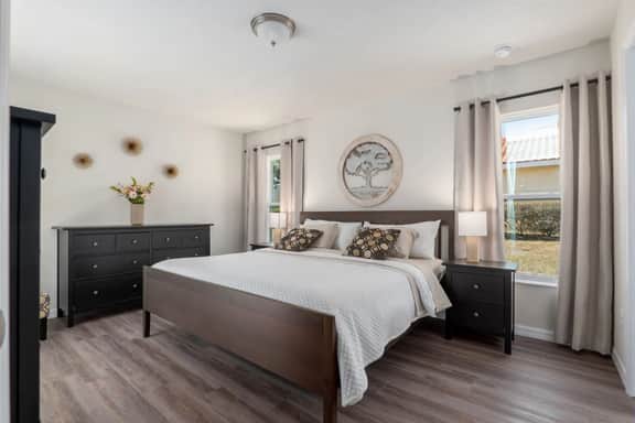 Villa Bennett: NEW 4-bedroom with pool & spa